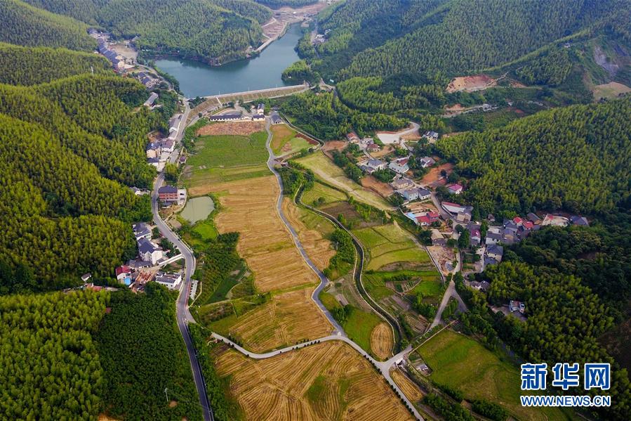 （圖文互動·新華全媒頭條）（6）讓農(nóng)民致富奔小康的道路越走越寬廣——黨的十八大以來以習(xí)近平同志為核心的黨中央關(guān)心農(nóng)村公路發(fā)展紀實