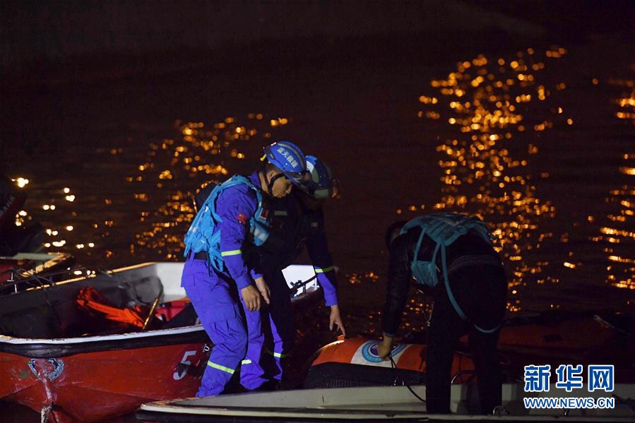 （重慶公交車墜江事故·圖文互動）（1）夜幕降臨,，重慶萬州公交客車墜江事故救援工作仍在進(jìn)行中