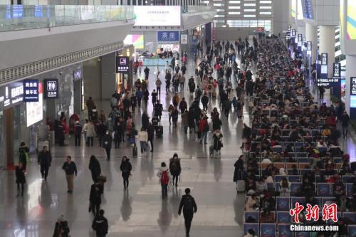 資料圖：2018年12月29日,，成都東站候車大廳旅客如織,，迎來2019年元旦小長假出行高峰。張浪 攝