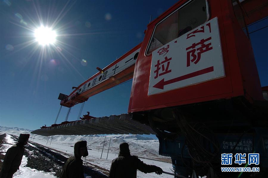 （新華全媒頭條·壯麗70年·奮斗新時代·圖文互動）（1）開拓雪域高原的夢想之路——來自青藏鐵路的蹲點(diǎn)報(bào)告