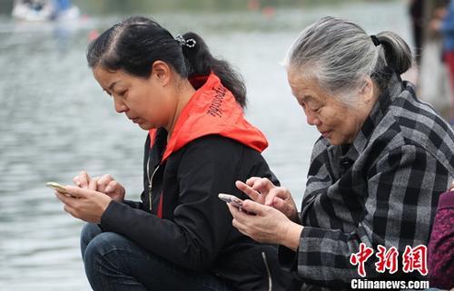 圖為中國中老年女性使用智能手機(jī)上網(wǎng),。(資料圖) 劉占昆 攝