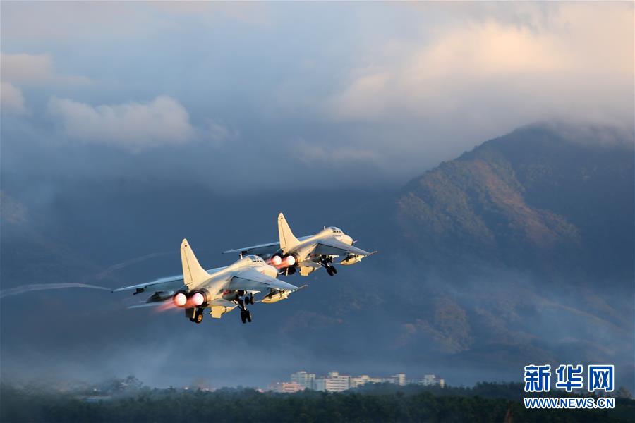 （新華全媒頭條·圖文互動(dòng)）（2）沿著中國(guó)特色強(qiáng)軍之路闊步前進(jìn)——黨中央,、中央軍委領(lǐng)導(dǎo)推進(jìn)國(guó)防和軍隊(duì)建設(shè)70年紀(jì)實(shí)