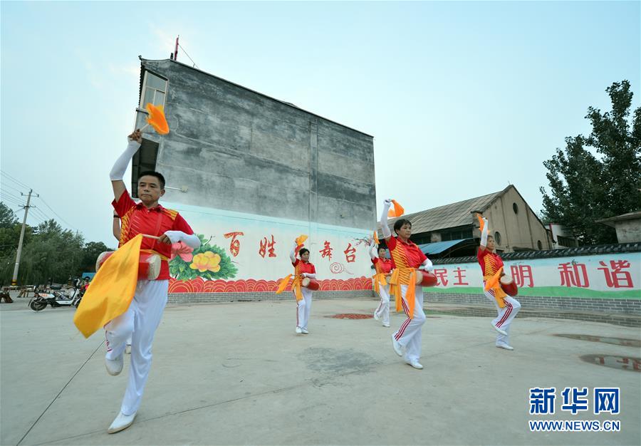 （在習近平新時代中國特色社會主義思想指引下——新時代新作為新篇章·總書記關(guān)心的百姓身邊事·圖文互動）（4）讓鄉(xiāng)村社會既充滿活力又和諧有序——中國鄉(xiāng)村治理呈現(xiàn)新局面