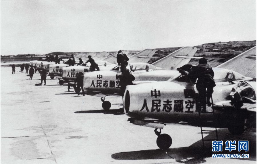 （新華全媒頭條·人民空軍70年·圖文互動）（3）陽光照耀奮飛的航程——黨中央,、中央軍委和習(xí)主席關(guān)心人民空軍建設(shè)發(fā)展紀(jì)實