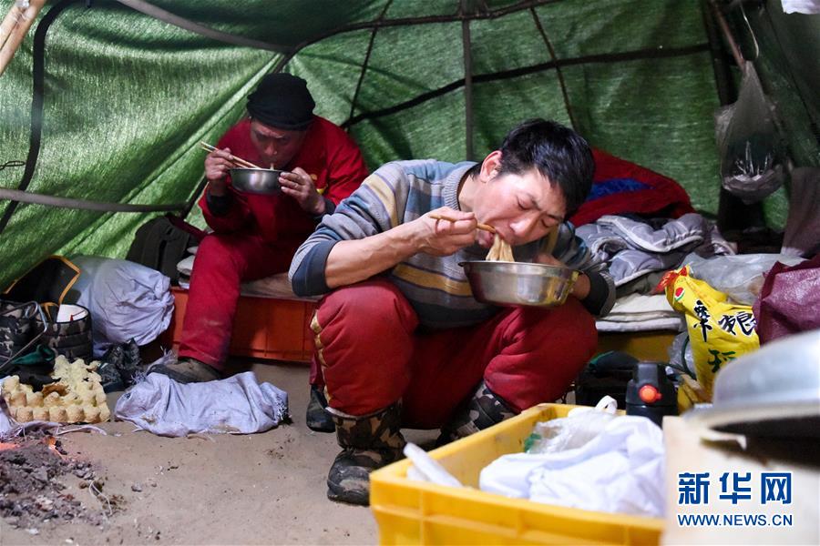 （新春走基層·圖文互動）（6）大漠中，一頂帳篷守歲五年