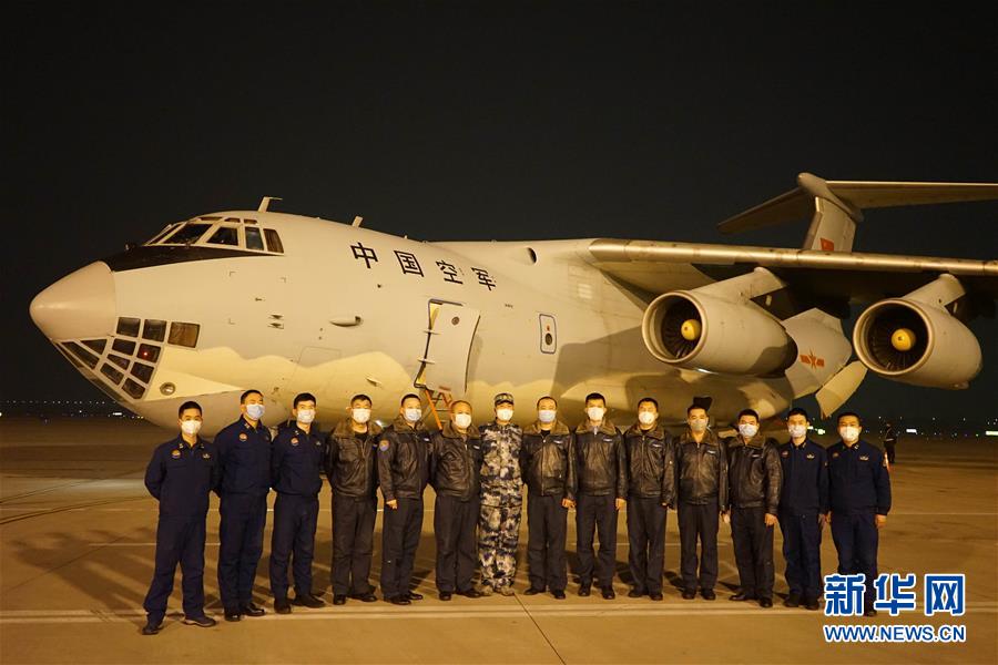 （新型肺炎疫情防控·圖文互動(dòng)）（2）除夕夜,，他們這樣出征——空軍軍醫(yī)大學(xué)醫(yī)療隊(duì)出征武漢疫區(qū)見聞