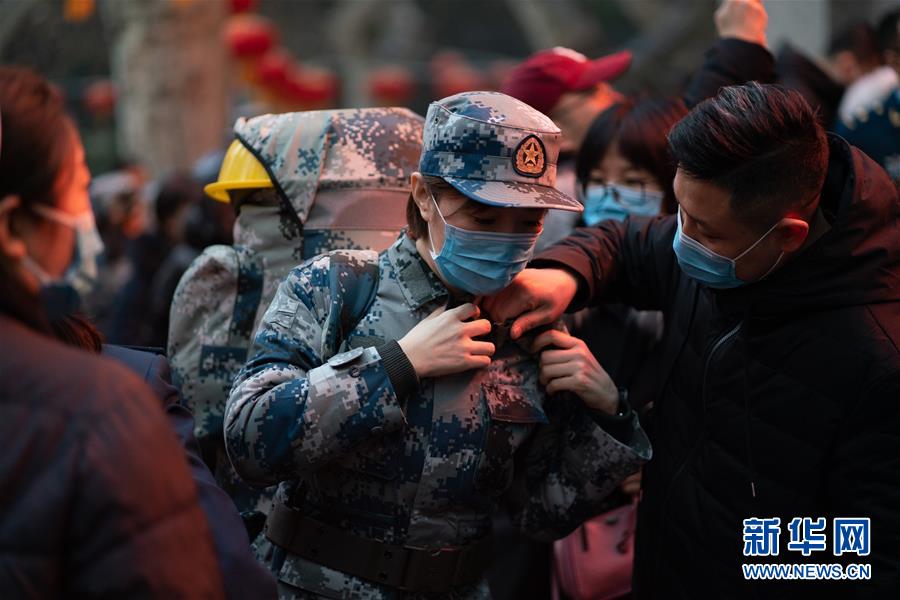 （新型肺炎疫情防控·圖文互動(dòng)）（1）除夕夜,，他們這樣出征——空軍軍醫(yī)大學(xué)醫(yī)療隊(duì)出征武漢疫區(qū)見聞