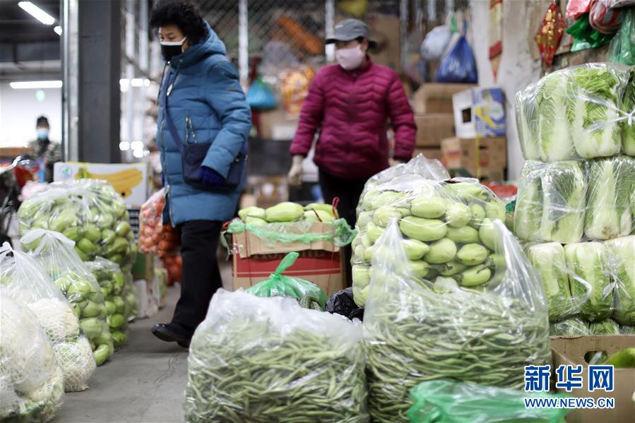 （聚焦疫情防控·圖文互動(dòng)）（1）特寫：蔬菜批發(fā)市場(chǎng)里感受“春”意