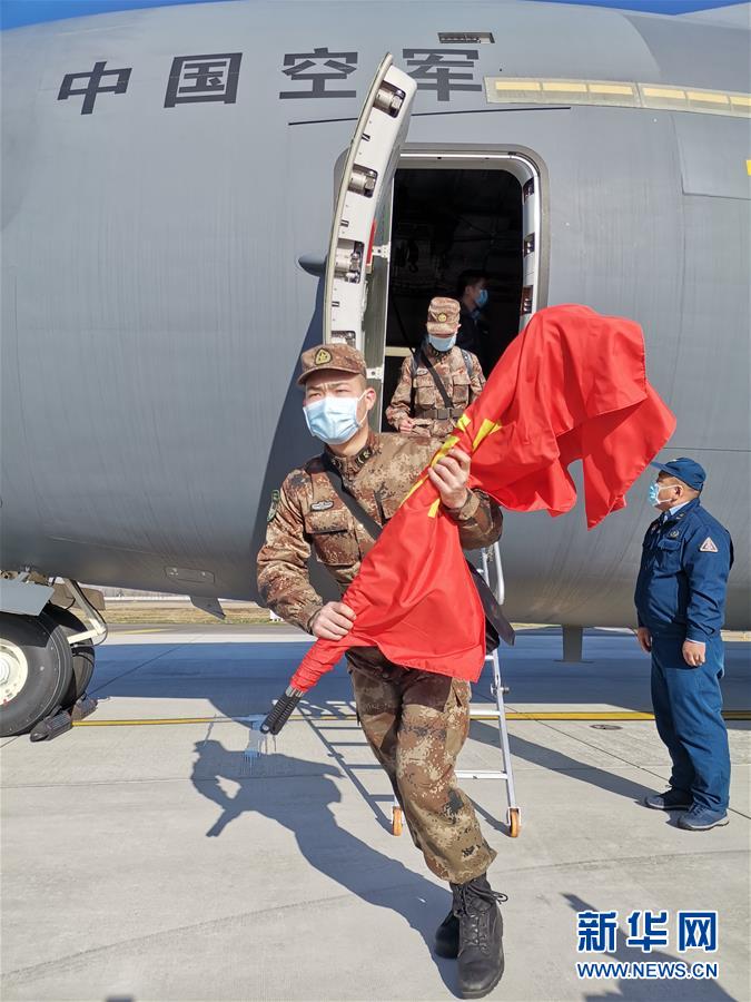 （聚焦疫情防控·圖文互動(dòng)）（5）空軍第四次向武漢大規(guī)?？者\(yùn)醫(yī)療隊(duì)員和物資