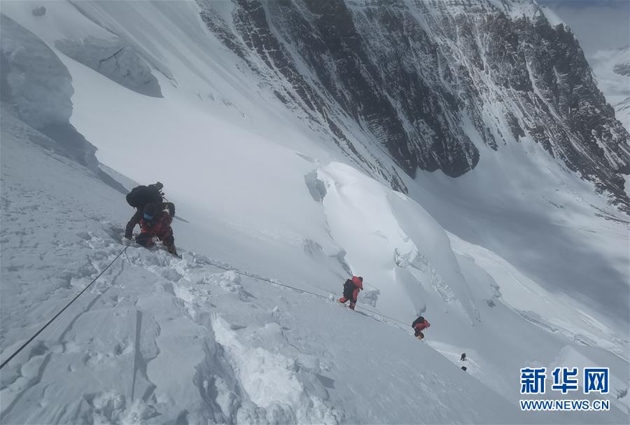 （2020珠峰高程測(cè)量）（2）受天氣影響 至珠峰峰頂攀登路線未修通