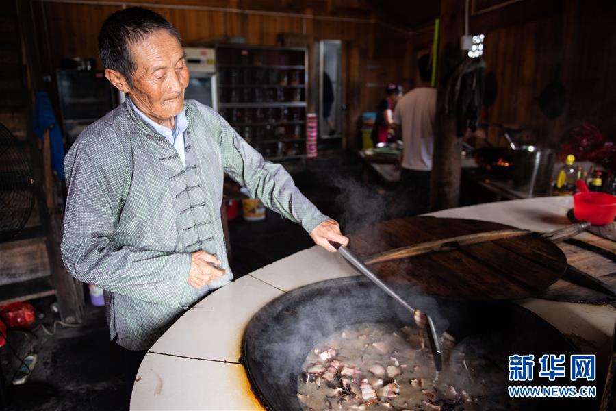 （新華全媒頭條·走向我們的小康生活·圖文互動）（8）那山,，那人,，那苗寨——十八洞村三代人的奮斗史