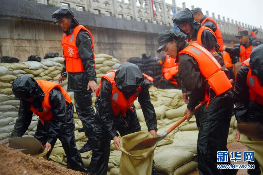 （防汛抗洪·圖文互動）（1）洪水不退,，子弟兵誓死不退——解放軍和武警部隊官兵參與洪澇災(zāi)害搶險救援記事