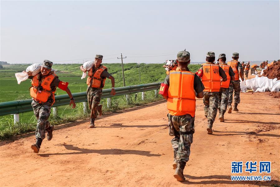 （防汛抗洪·圖文互動）（5）洪水不退,，子弟兵誓死不退——解放軍和武警部隊官兵參與洪澇災(zāi)害搶險救援記事