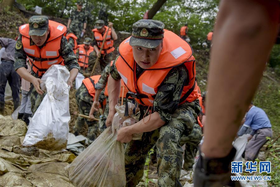 （防汛抗洪·圖文互動）（6）洪水不退,，子弟兵誓死不退——解放軍和武警部隊官兵參與洪澇災(zāi)害搶險救援記事