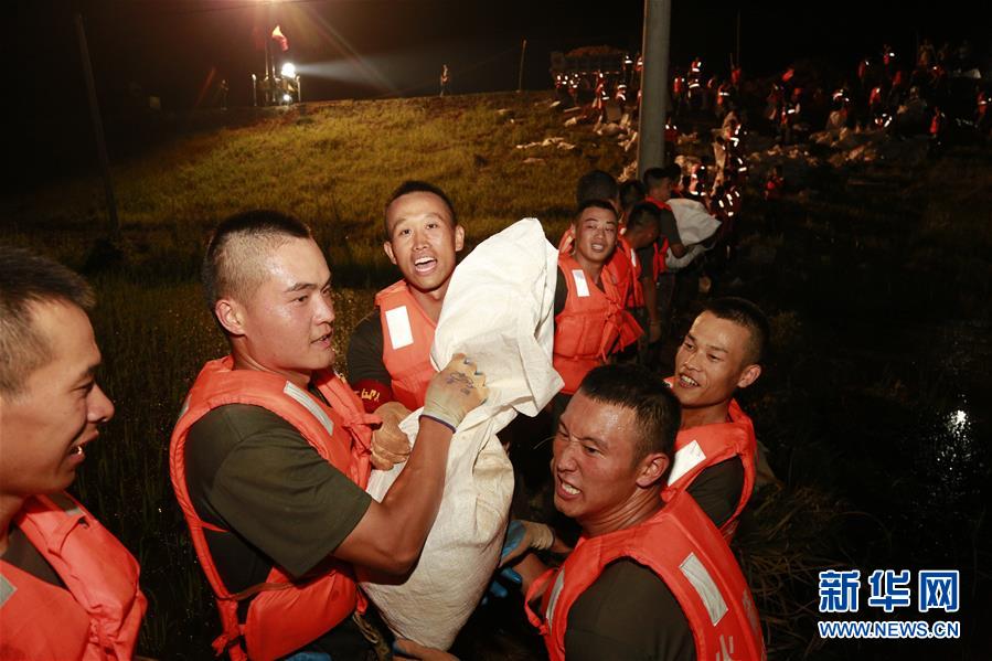 （防汛抗洪·圖文互動）（8）洪水不退,，子弟兵誓死不退——解放軍和武警部隊官兵參與洪澇災(zāi)害搶險救援記事