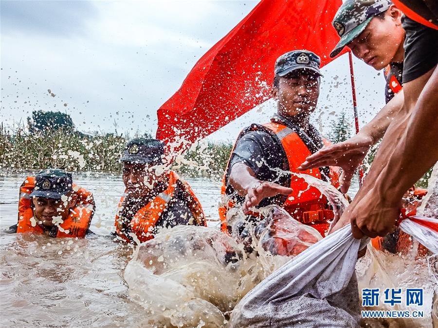 （防汛抗洪·圖文互動）（9）洪水不退,，子弟兵誓死不退——解放軍和武警部隊官兵參與洪澇災(zāi)害搶險救援記事