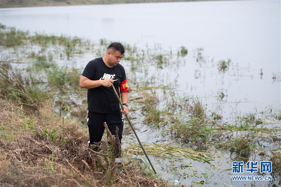 （防汛抗洪·圖文互動）（2）在大堤上成長,，為人民守護(hù)——洪水中的青年“生力軍”