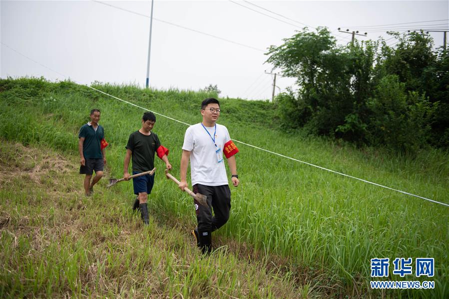 （防汛抗洪·圖文互動）（3）在大堤上成長，為人民守護(hù)——洪水中的青年“生力軍”