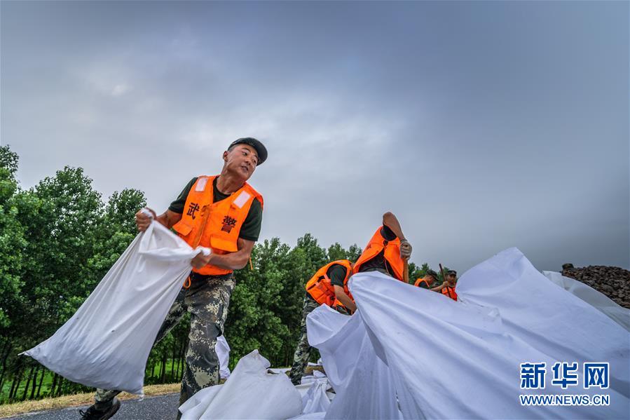 （防汛抗洪·圖文互動(dòng)）（1）安徽望江縣：不讓洪水越過(guò)雷池“半步”