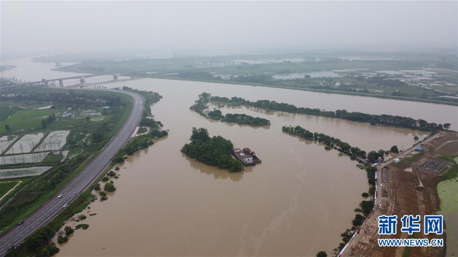 （防汛抗洪·圖文互動）（1）洪水來襲,，銅鑼聲在千年古鎮(zhèn)的雨夜響起