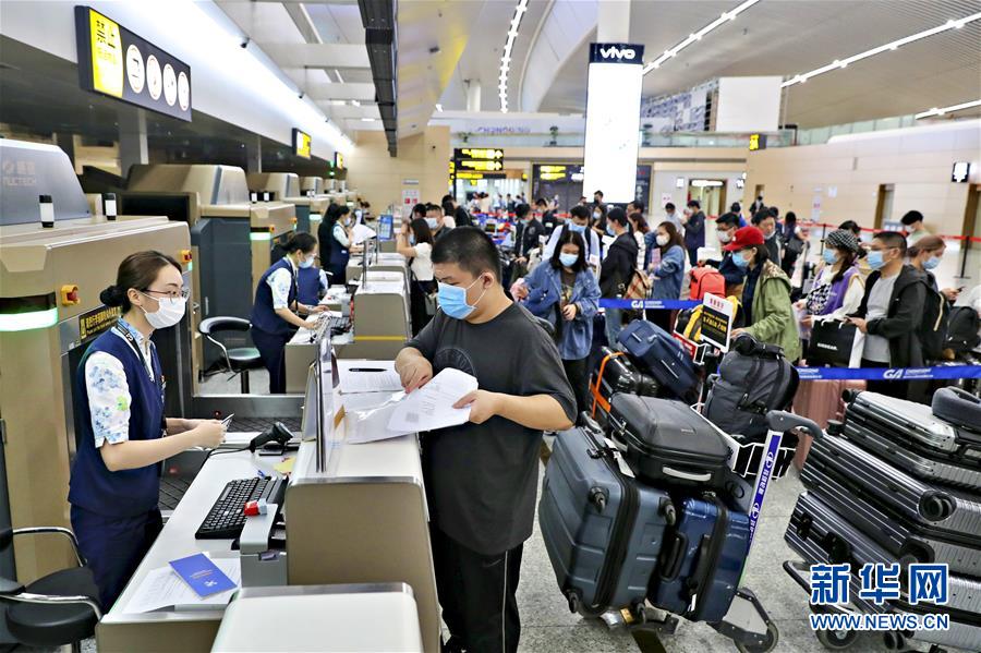 （圖文互動）（1）國內航空公司執(zhí)飛的首條國際復學包機航線在渝啟航