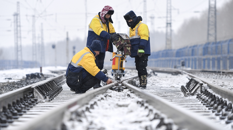 嚴寒下的“鐵路醫(yī)生”：風雪中守護回家路