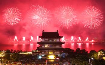 長(zhǎng)沙橘子洲舉行焰火晚會(huì) 慶祝建軍90周年