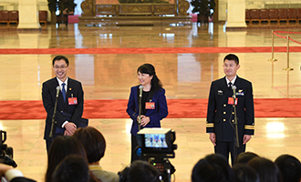 孟祥飛、李媛,、曹先建代表接受采訪