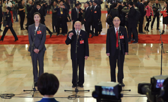 魏秋月、孟廣祿,、薛晨陽代表接受采訪