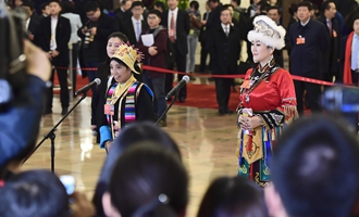 全國(guó)人大代表接受采訪