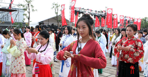 浙江西塘370人著漢服行“鄉(xiāng)飲酒禮” 創(chuàng)吉尼斯紀錄