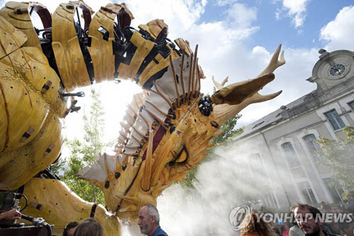 法國(guó)造巨型機(jī)械龍馬慶中法建交50周年