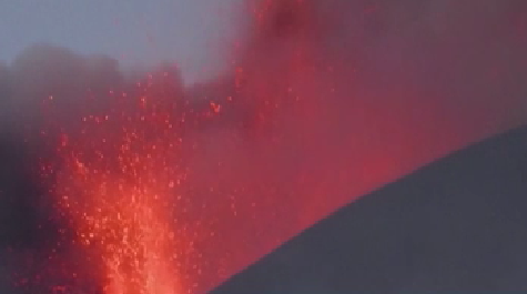 意大利埃特納火山噴發(fā) 巖漿高達數(shù)米