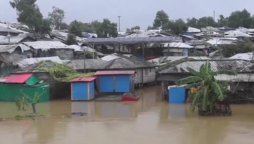 天災(zāi),！暴雨傾盆 孟加拉國(guó)難民村30萬(wàn)人被困