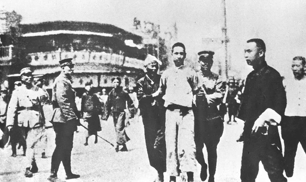 1927年4月12日 “四?一二”反革命政變，國民黨反動派捕殺大批共產(chǎn)黨員和工人、學(xué)生,、群眾