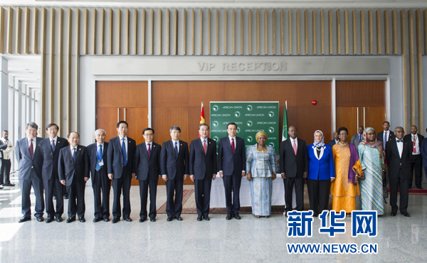 5月5日,，中國(guó)國(guó)務(wù)院總理李克強(qiáng)在亞的斯亞貝巴非洲聯(lián)盟總部會(huì)見非盟委員會(huì)主席祖馬,。這是會(huì)見后，李克強(qiáng)同祖馬參加集體合影,。新華社記者王曄攝