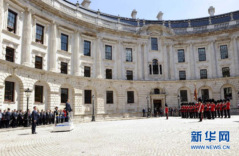 6月17日,，中國國務(wù)院總理李克強在倫敦唐寧街10號首相府同英國首相卡梅倫舉行中英總理年度會晤。這是會晤前,，卡梅倫為李克強舉行隆重的歡迎儀式,。新華社記者 張鐸 攝 