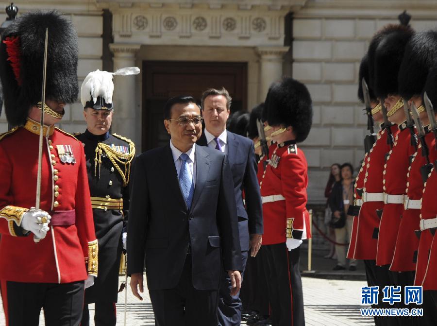 6月17日，中國國務(wù)院總理李克強在倫敦唐寧街10號首相府同英國首相卡梅倫舉行中英總理年度會晤,。這是會晤前,，卡梅倫為李克強舉行隆重的歡迎儀式。新華社記者 張鐸 攝  