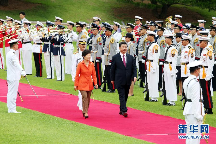 7月3日，國家主席習(xí)近平在首爾同韓國總統(tǒng)樸槿惠舉行會談,。會談前,，樸槿惠在青瓦臺總統(tǒng)府為習(xí)近平舉行隆重歡迎儀式。 新華社記者姚大偉攝