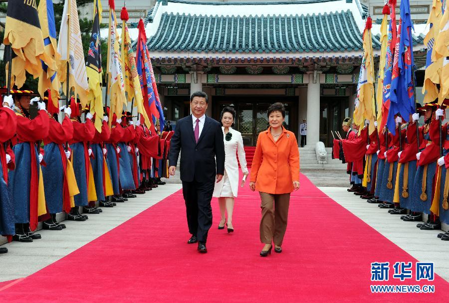 7月3日,，國家主席習(xí)近平在首爾同韓國總統(tǒng)樸槿惠舉行會談,。會談前，樸槿惠在青瓦臺總統(tǒng)府為習(xí)近平舉行隆重歡迎儀式,。 新華社記者饒愛民攝 