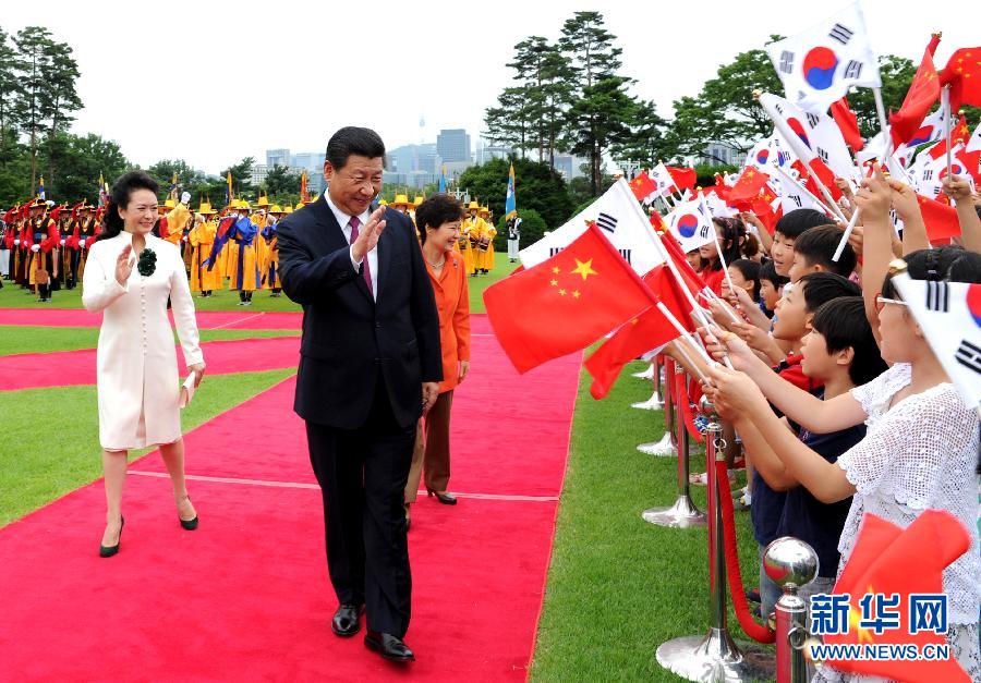 7月3日，國家主席習(xí)近平在首爾同韓國總統(tǒng)樸槿惠舉行會談,。會談前,，樸槿惠在青瓦臺總統(tǒng)府為習(xí)近平舉行隆重歡迎儀式。 新華社記者饒愛民攝 