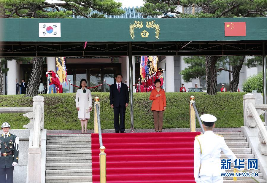 7月3日,，國家主席習(xí)近平在首爾同韓國總統(tǒng)樸槿惠舉行會談。會談前,，樸槿惠在青瓦臺總統(tǒng)府為習(xí)近平舉行隆重歡迎儀式,。 新華社記者丁林?jǐn)z 