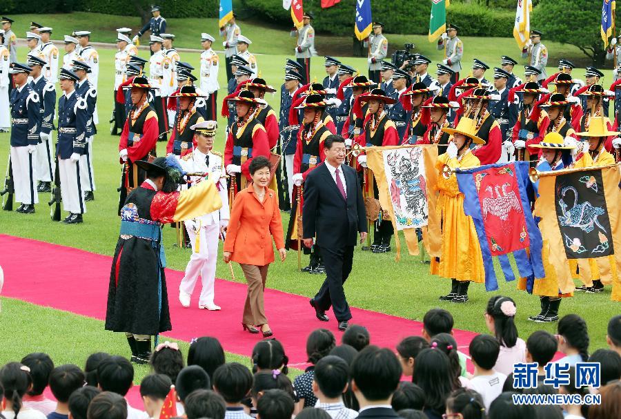 7月3日,，國家主席習(xí)近平在首爾同韓國總統(tǒng)樸槿惠舉行會談。會談前,，樸槿惠在青瓦臺總統(tǒng)府為習(xí)近平舉行隆重歡迎儀式,。 新華社記者姚大偉攝 