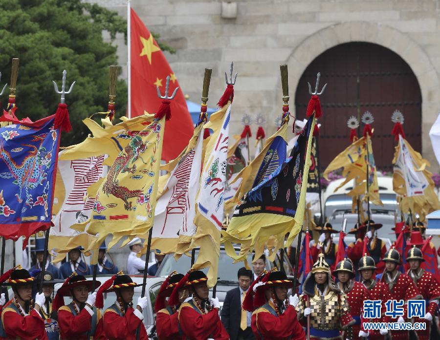 7月3日,，韓國總統(tǒng)樸槿惠在青瓦臺總統(tǒng)府舉行隆重儀式，歡迎中國國家主席習(xí)近平對韓國進(jìn)行國事訪問,。這是習(xí)近平的車隊(duì)在身著民族服裝的韓國禮儀隊(duì)伍引導(dǎo)下駛?cè)肭嗤吲_,。新華社記者丁林?jǐn)z  