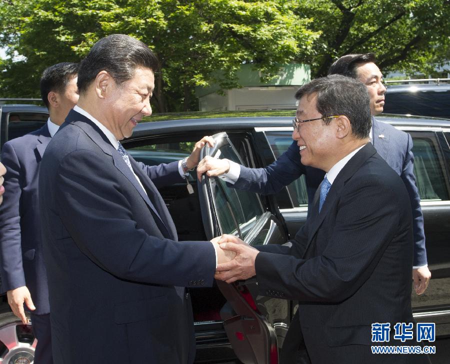 7月4日,，國(guó)家主席習(xí)近平在韓國(guó)國(guó)立首爾大學(xué)發(fā)表題為《共創(chuàng)中韓合作未來　同襄亞洲振興繁榮》的重要演講,。這是首爾大學(xué)校長(zhǎng)吳然天迎接習(xí)近平主席。新華社記者 謝環(huán)馳 攝 