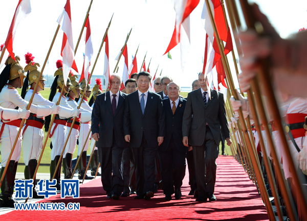 7月16日，國家主席習(xí)近平在巴西利亞會見巴西參議長卡列羅斯和眾議長阿爾維斯,。這是習(xí)近平步入國會大廈,。 新華社記者 劉建生 攝 