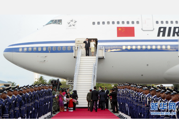 9月14日，國家主席習(xí)近平抵達(dá)馬累,，開始對馬爾代夫進(jìn)行國事訪問,。習(xí)近平和夫人彭麗媛在機(jī)場受到馬爾代夫總統(tǒng)亞明夫婦的熱情迎接。 新華社記者 張鐸 攝