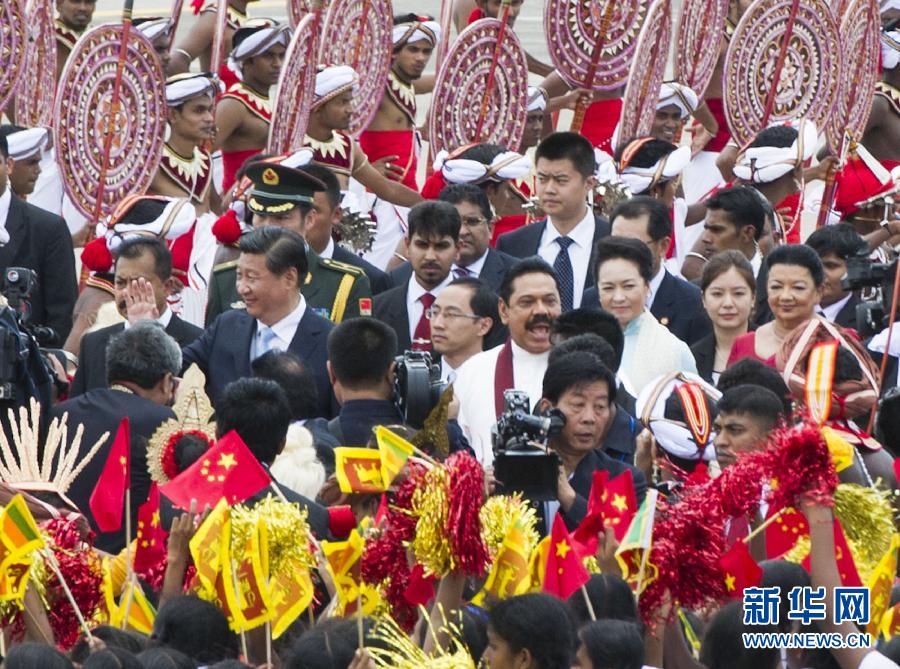 9月16日,，國(guó)家主席習(xí)近平抵達(dá)科倫坡,，開始對(duì)斯里蘭卡進(jìn)行國(guó)事訪問(wèn)。在班達(dá)拉奈克國(guó)際機(jī)場(chǎng),，習(xí)近平和夫人彭麗媛受到拉賈帕克薩總統(tǒng)夫婦熱情迎接,。新華社記者黃敬文攝 