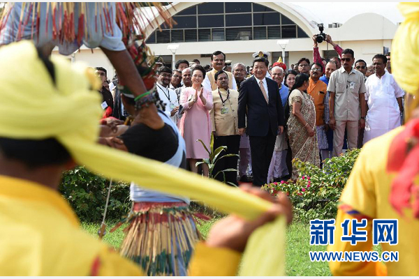 9月17日，國家主席習近平抵達古吉拉特邦艾哈邁達巴德市,，開始對印度進行國事訪問,。這是印度青年跳起古吉拉特邦傳統(tǒng)舞蹈，歡迎習近平和夫人彭麗媛,。新華社記者 馬占成 攝