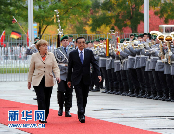 10月10日,，德國總理默克爾在柏林總理府前廣場舉行隆重儀式，歡迎中國國務院總理李克強對德國進行正式訪問,。 新華社記者 饒愛民 攝 